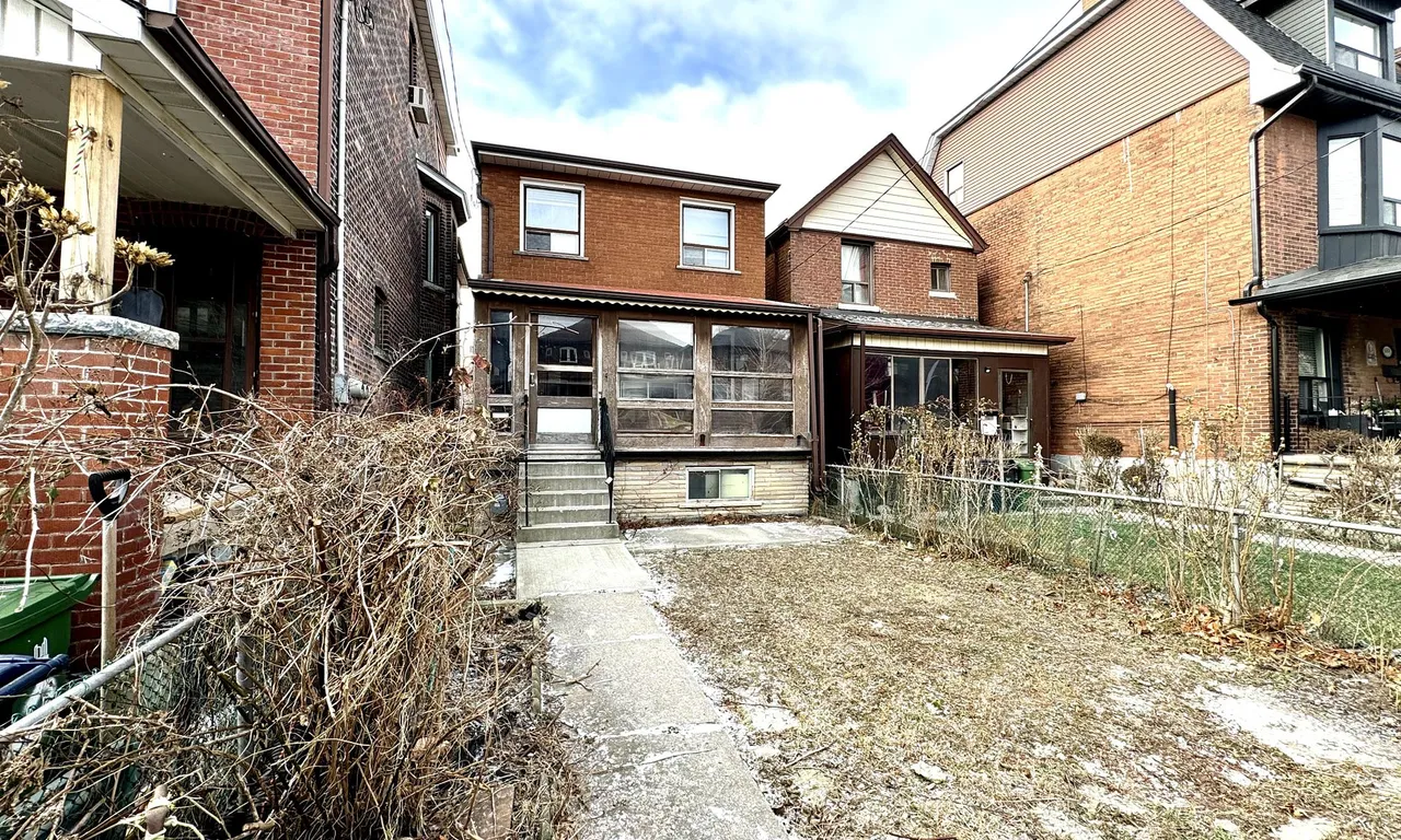684 Manning Ave, Toronto, ON M6G 2W4