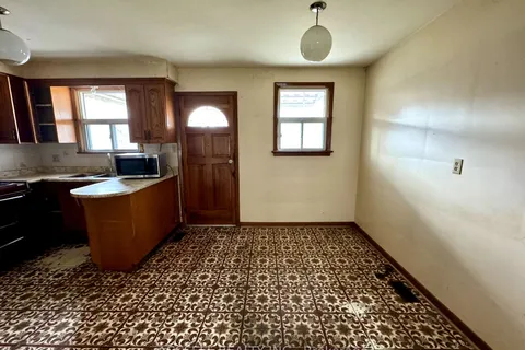 684 Manning Ave, Toronto, ON M6G 2W4