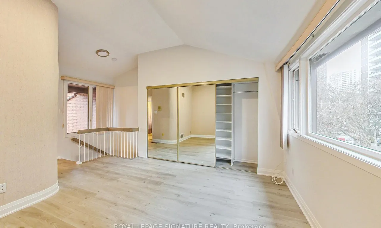 Att/Row/Twnhouse kitchen at 43 Gloucester St Toronto