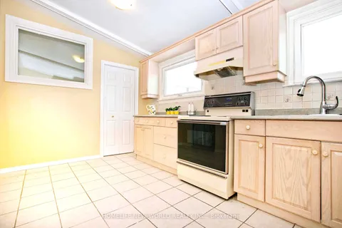 22 Lisburn Cres, Toronto, ON M2J 2Z5