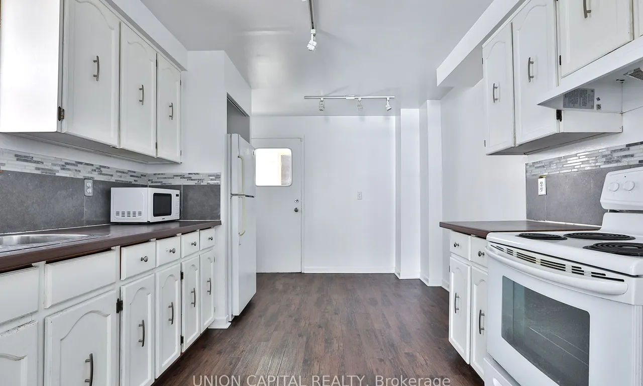 Att/Row/Twnhouse kitchen at 108 Sumach St Toronto