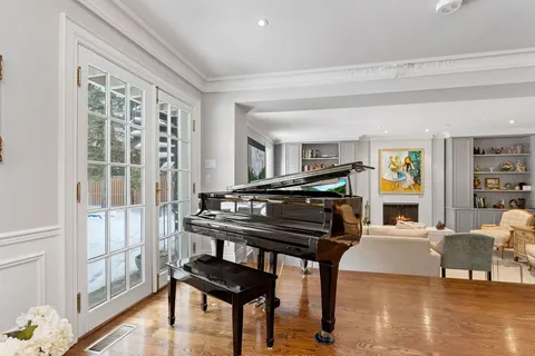 18 Old Colony Rd, Toronto, ON M2L 2J7