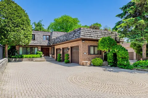 255 Burbank Dr, Toronto, ON M2K 2S4