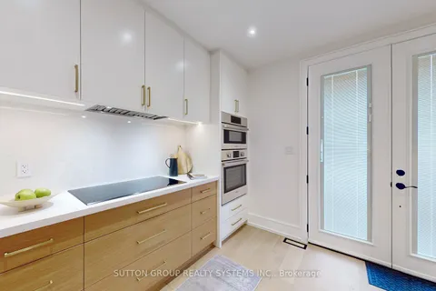 225 Christie St, Toronto, ON M6G 3B5