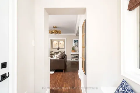 39 Standish Avenue, Toronto, ON M4W 3B2