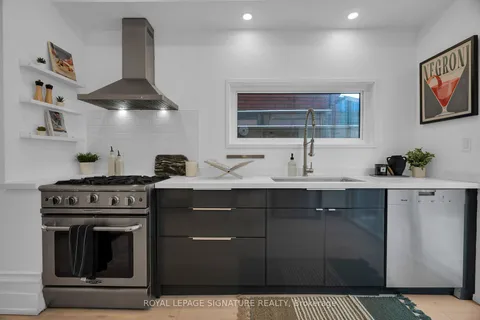 4 Treford Pl, Toronto, ON M6J 1Z5