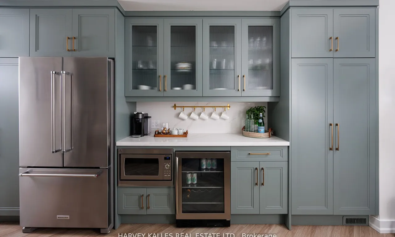 Att/Row/Twnhouse kitchen at 158 Spruce St Toronto