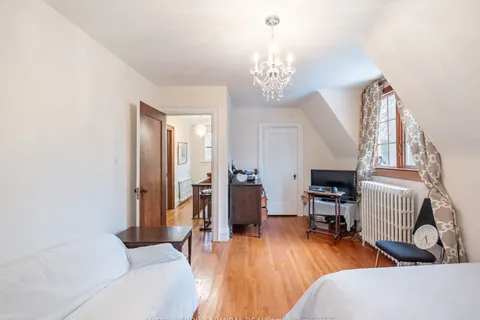 29 Strathgowan Crescent, Toronto, ON M4N 2Z6