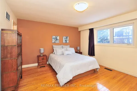 12 Altamont Rd, Toronto, ON M2M 1S4
