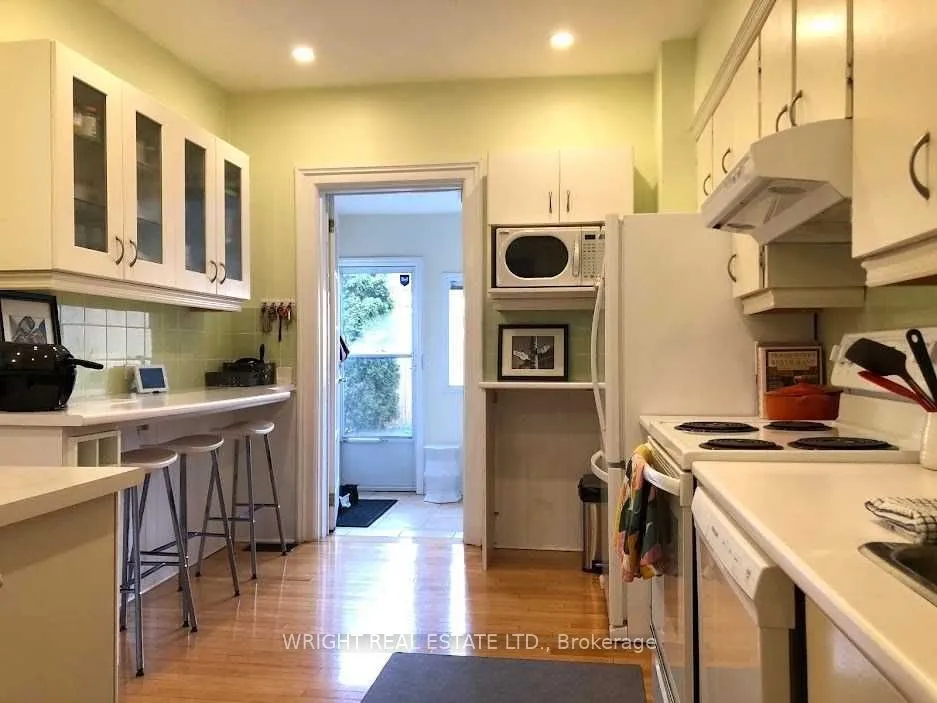 Att/Row/Twnhouse living room at 276 Robert St Toronto