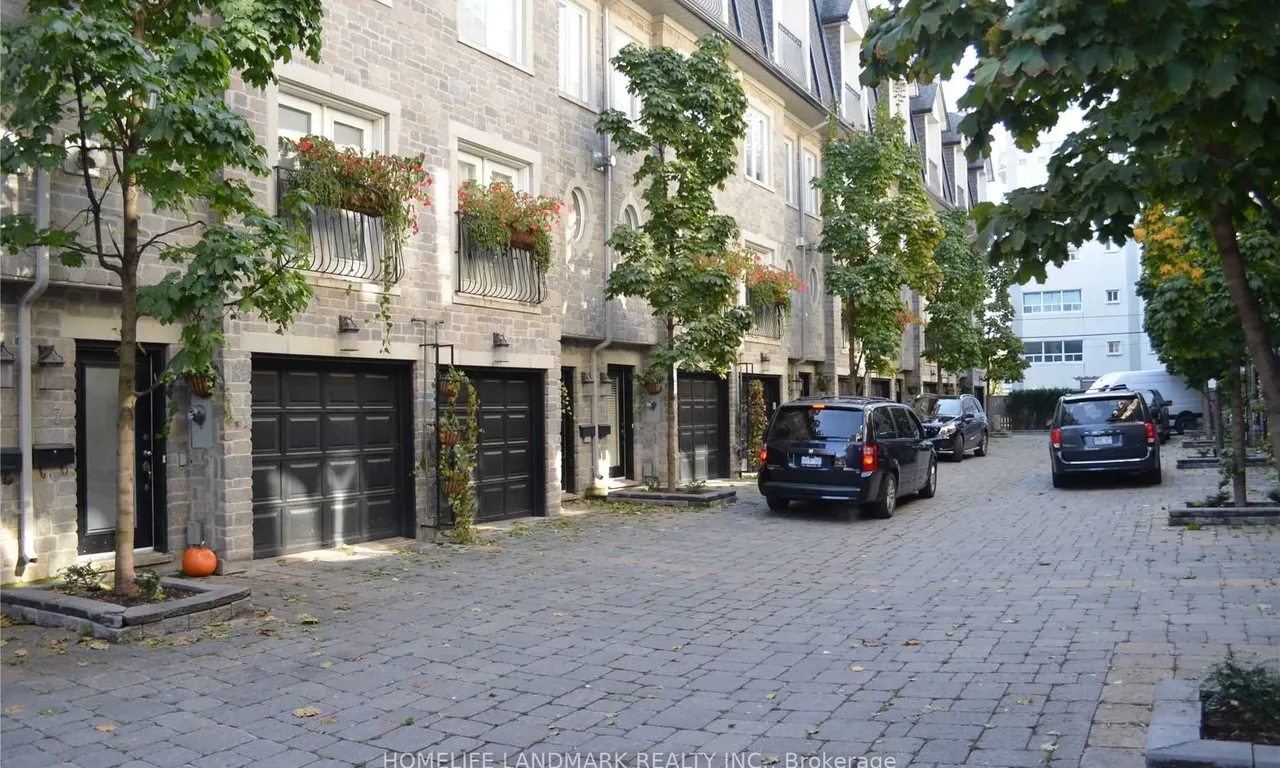 Att/Row/Twnhouse 3 bedroom 3 bathroom at 15 Annex Lane in Toronto - MLS# C11975139