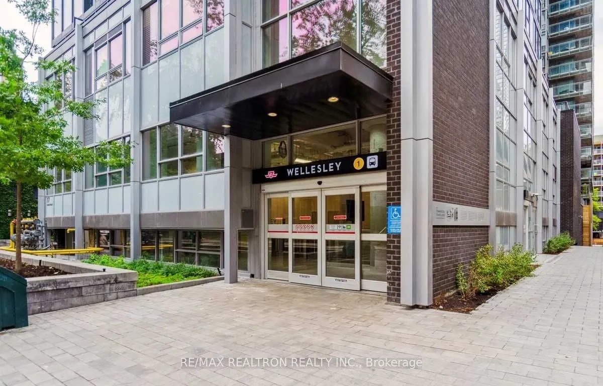 Condo Apt 1 bedroom 1 bathroom at 17 Dundonald St in Toronto - MLS# C11975147