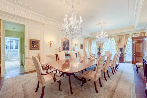 241 Strathallan Wood, ON M5N 1T5