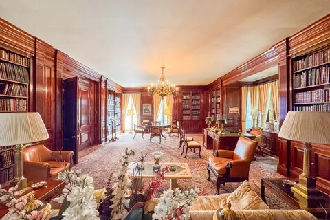 241 Strathallan Wood, ON M5N 1T5