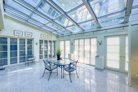 241 Strathallan Wood, ON M5N 1T5