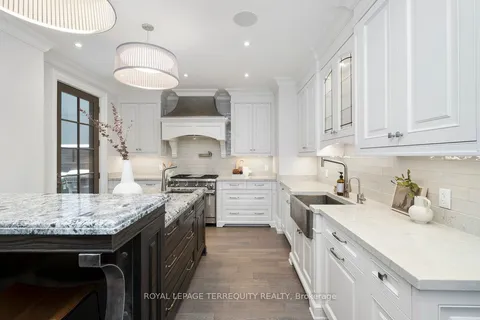 25 Bernard Ave, Toronto, ON M5R 1R3