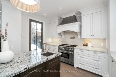 25 Bernard Ave, Toronto, ON M5R 1R3