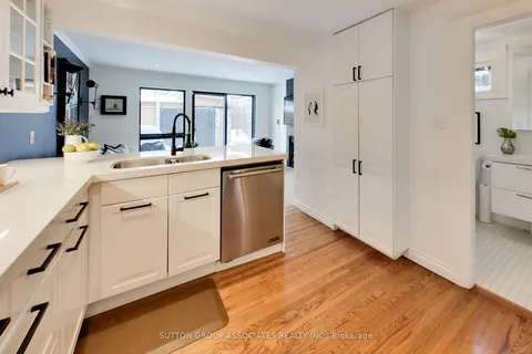 8 Ellsworth Ave, Toronto, ON M6G 2K3