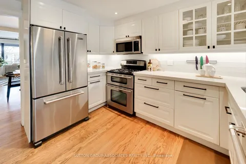 8 Ellsworth Ave, Toronto, ON M6G 2K3