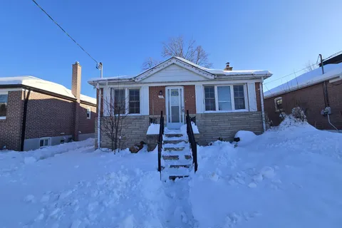 221 patricia Avenue, Toronto, ON M2M 1J7