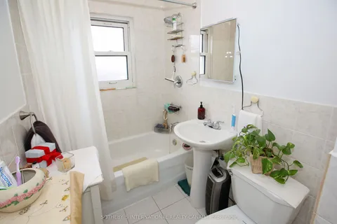 147 Highbourne Road, Toronto, ON M5P 2J8