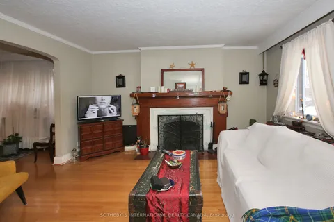 147 Highbourne Road, Toronto, ON M5P 2J8