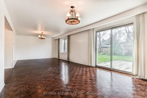 90 Charlton Boulevard, Toronto, ON M2M 1C1