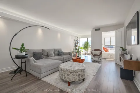 65 Scadding Avenue, Toronto, ON M5A 4L1