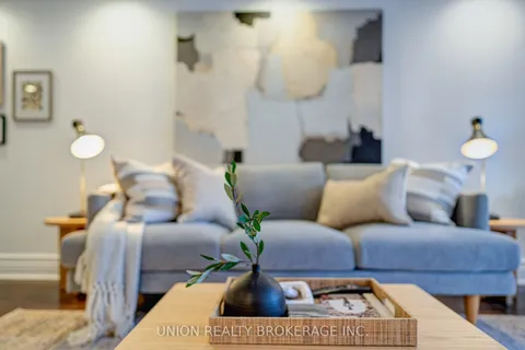 539 Jarvis Street, Toronto, ON M4Y 2H7