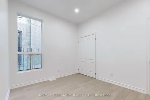38 Kensington Avenue, Toronto, ON M5T 2J9