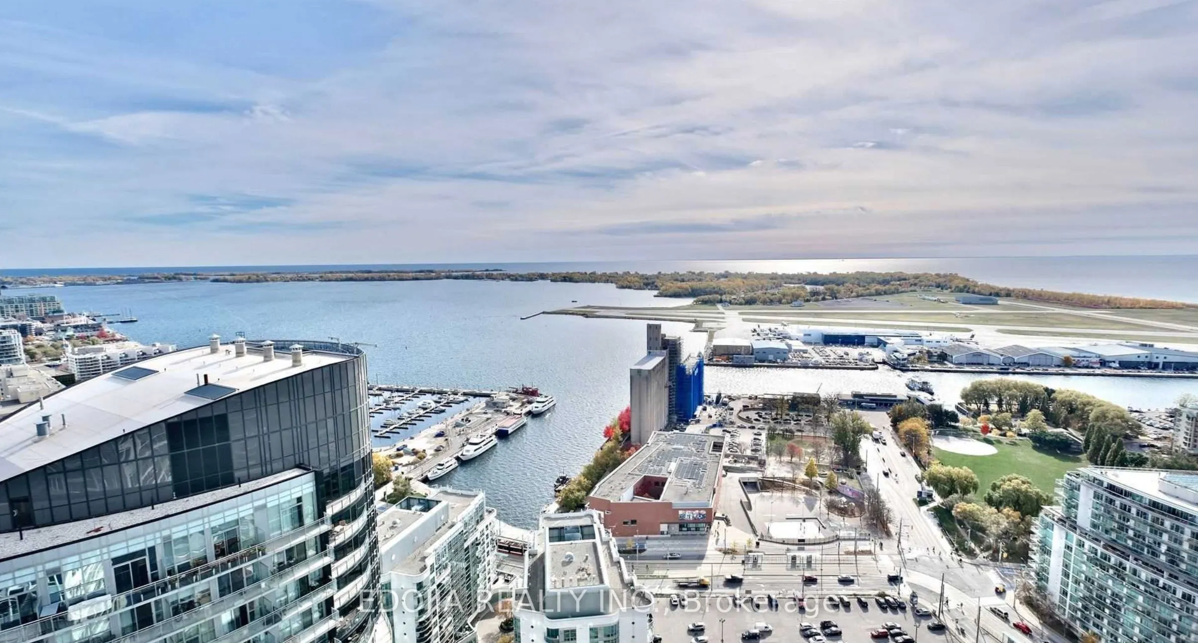 17 Bathurst Street, Toronto, ON M5V 0N1