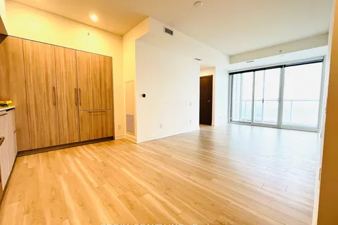 17 Bathurst Street, Toronto, ON M5V 0N1