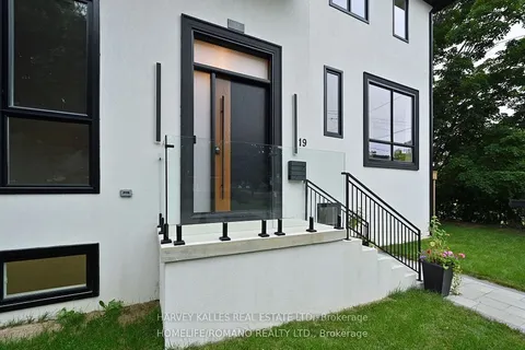 19 King High Avenue, Toronto, ON M3H 3A8