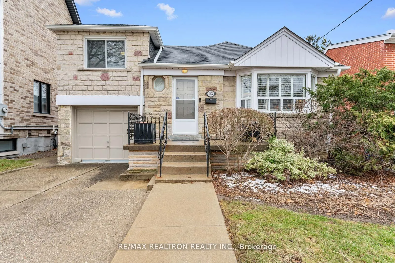 23 Allingham Gardens, Toronto, ON M3H 1X7