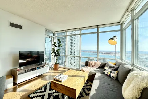15 Fort York Boulevard, Toronto, ON M5V 3Y4