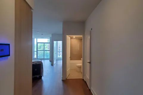 20 Inn On The Park Drive, Toronto, ON M3C 0P8