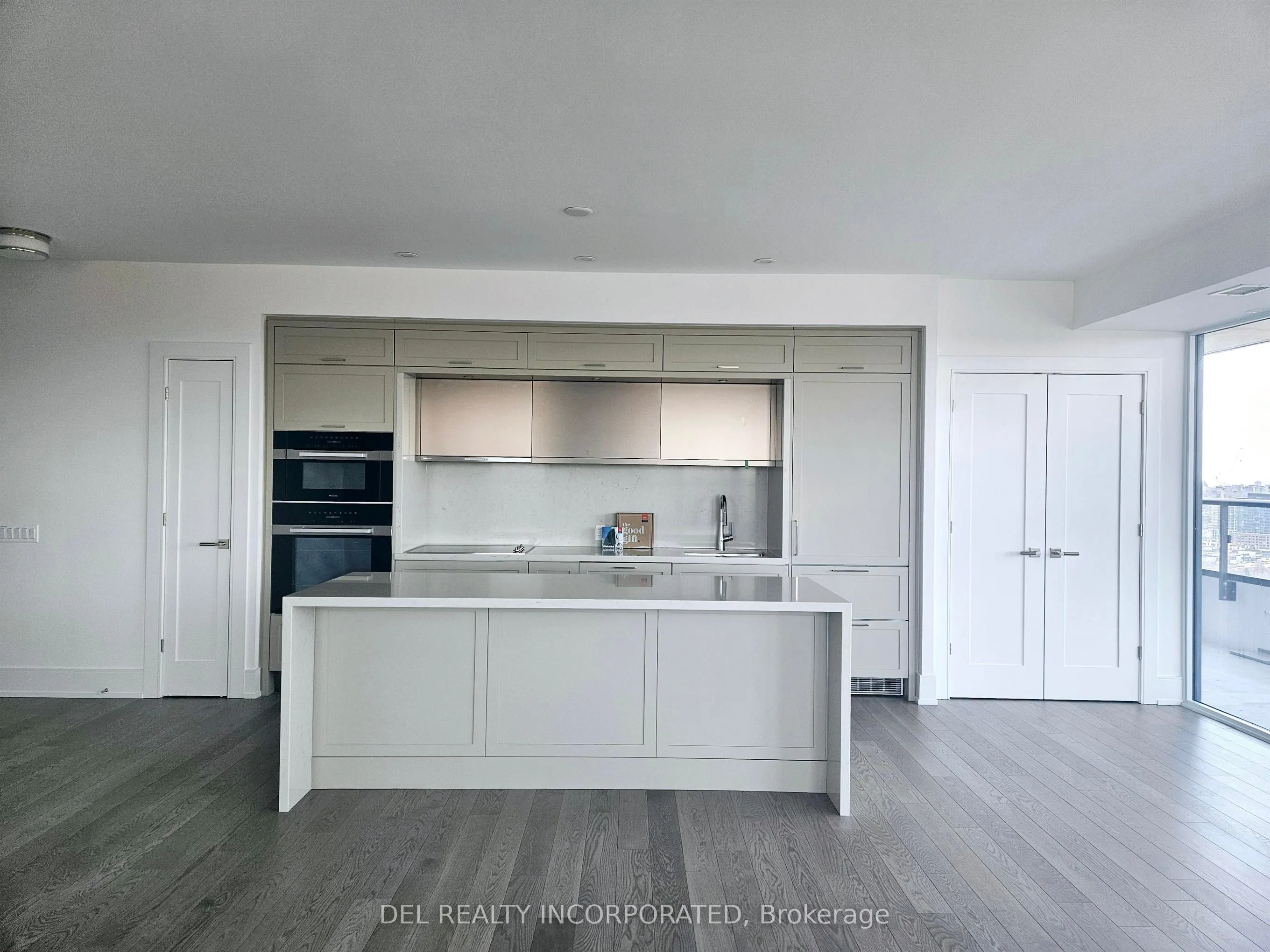 10 Inn on the Park Drive, Toronto, ON M3C 0P9