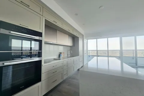 10 Inn on the Park Drive, Toronto, ON M3C 0P9