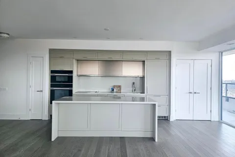 10 Inn on the Park Drive, Toronto, ON M3C 0P9