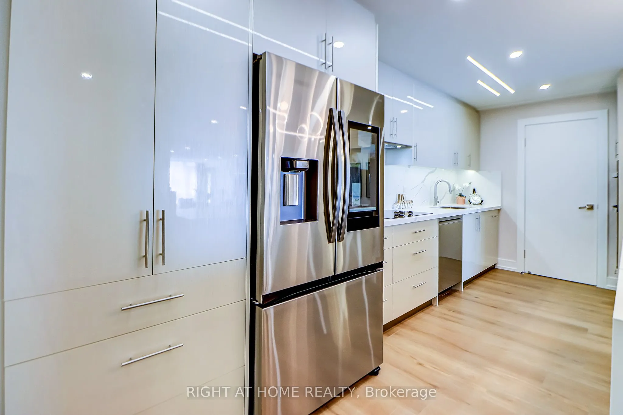 130 Carlton Street, Toronto, ON M5A 4K3
