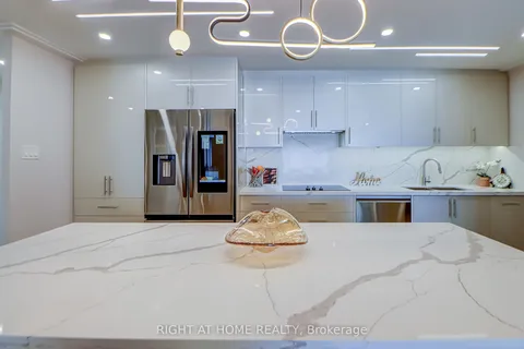 130 Carlton Street, Toronto, ON M5A 4K3