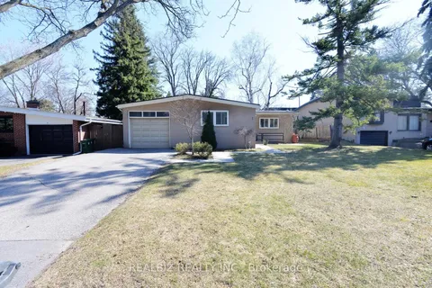 7 Swallow Court, Toronto, ON M3B 1M7