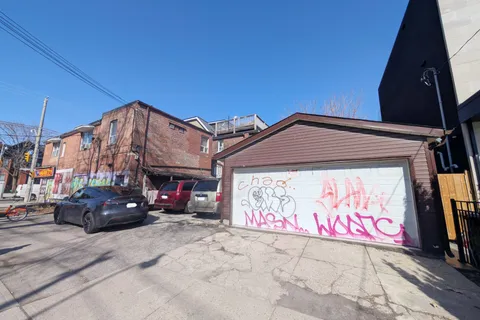 621 Bathurst Street, Toronto, ON M5S 2R2