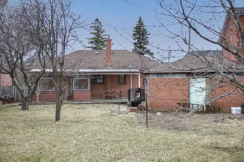 16 Faith Avenue, Toronto, ON M3H 1W3