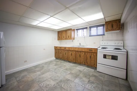 16 Faith Avenue, Toronto, ON M3H 1W3