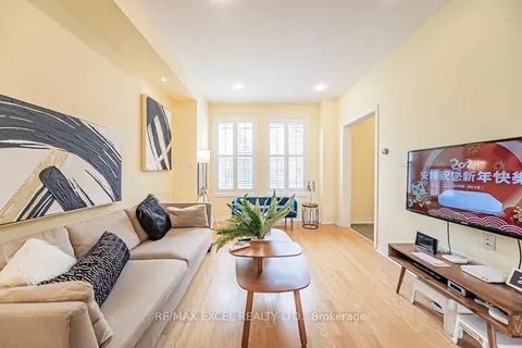28 Bond Avenue, Toronto, ON M3B 3R8