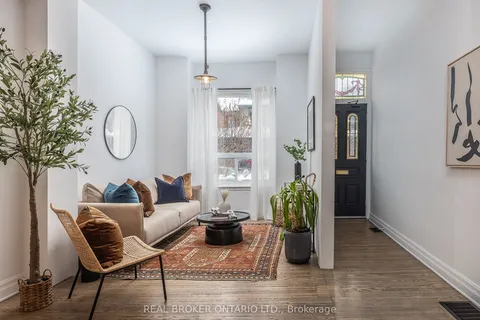 180 Lippincott Street, Toronto, ON M5S 2P1