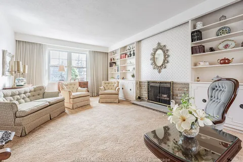 8 Beveridge Drive, Toronto, ON M3A 1N9