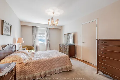 8 Beveridge Drive, Toronto, ON M3A 1N9