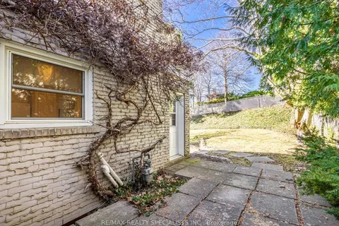 8 Beveridge Drive, Toronto, ON M3A 1N9